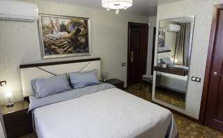 Гостевой дом Guest House  Борисов Двухместный номер с 1 кроватью или 2 отдельными кроватями и ванной комнатой-1