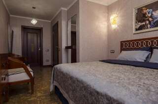 Гостевой дом Guest House  Борисов Двухместный номер с 1 кроватью или 2 отдельными кроватями и собственной ванной комнатой-7
